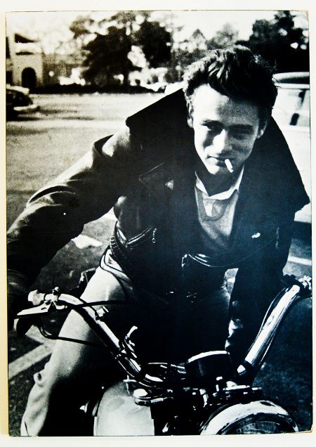 James Dean, actor. Dean bought a Triumph TR5 Trophy, the last bike he rode before he died. Don Pedro, Jimmy Dean, Art Of Manliness, Septième Art, Sean Penn, Cary Grant, Jane Eyre, Easy Rider, James Dean