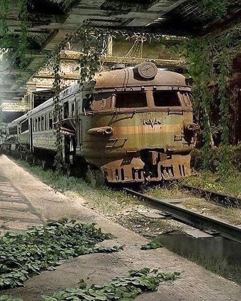 Instagram 70s Architecture, Post Apocalyptic City, Fallout Concept Art, Apocalypse Aesthetic, Post Apocalyptic Art, Abandoned Train, Train Photography, Old Train, Post Apocalypse