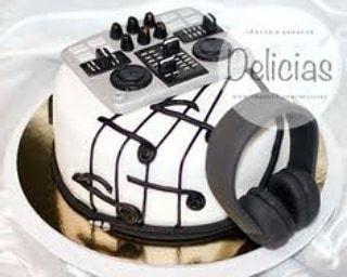 #musiccakes Dj Birthday Cake, Bolo Musical, Birthday Cake For Men, Dj Cake, Cake For Men, Music Themed Cakes, Turntable Cake, Birthday Cake Illustration, Music Cakes