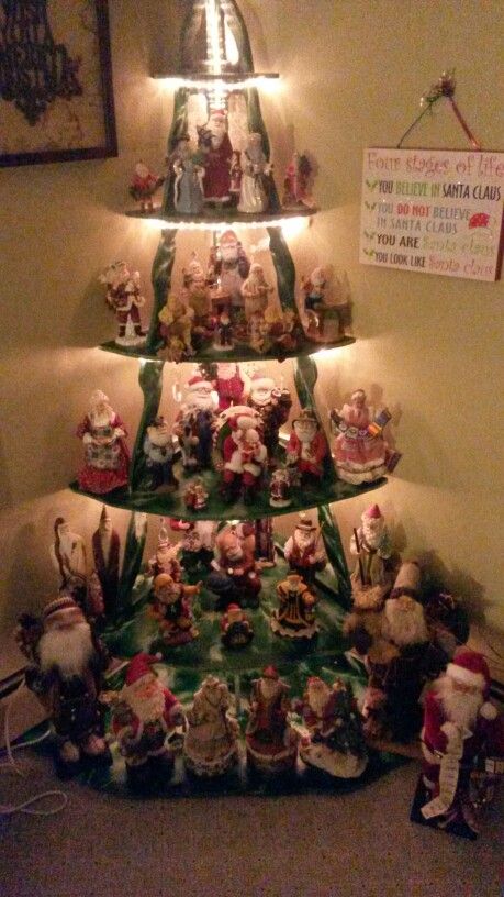 Santa Claus Collection Display, Display Santa Collection, Display Tree, Santa Collection, Corner Display, Christmas Idea, Xmas Deco, Collection Display, Christmas Projects Diy