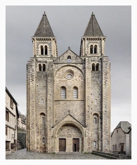 Sanctuary. Conques, Abbatiale Sainte-Foy, Italy. Photographed by Markus Brunetti. Markus Brunetti, Medieval Church, Architecture Collection, Romanesque Architecture, Cathedral Architecture, Religious Architecture, European Architecture, Layout Architecture, Old Churches