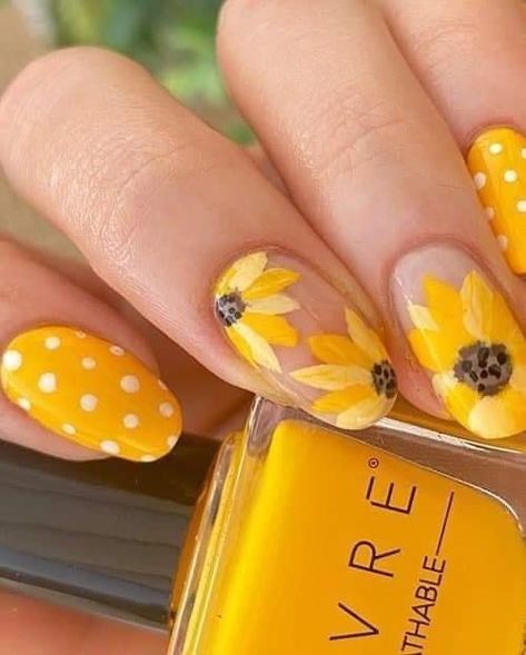 Sunflower Nail Designs, Nails Vibrant, Hawaiian Nails, Sunflower Nail, Sunflower Nail Art, Cute Sunflower, Summer Sunflower, Sunflower Nails, Fall Nail Art Designs