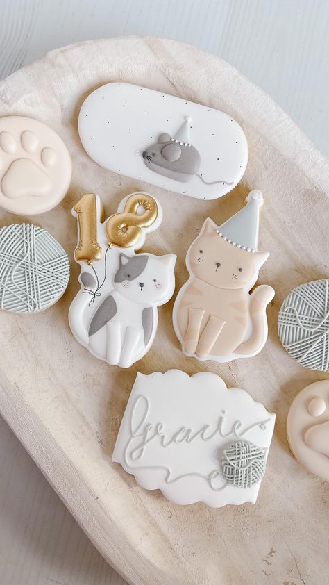 Tara Bakes (@tara_bakes) • Instagram photos and videos Cookies Theme, Cat Cookies, Animal Cakes, Cookie Party, Cat Cake, Spice Cookies, Fancy Cookies, Animal Cookies, Cookie Inspiration