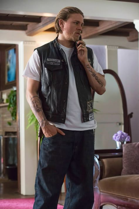 Charlie Hunnam on Sons of Anarchy Pictures Sons Of Anarchy Tara, Kim Coates, Astrid Berges Frisbey, Anarchy Symbol, Sons Of Anarchy Motorcycles, Sons Of Anarchy Samcro, Carla Diaz, Devil You Know, Black Leather Vest