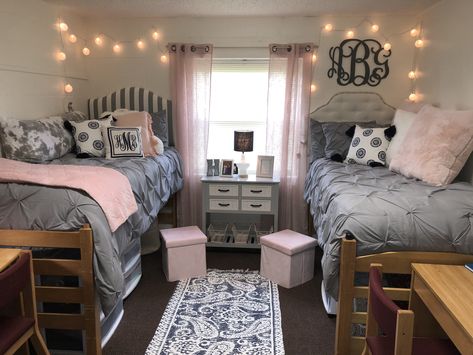 Dorm sweet Dorm 2018 Collage Dorm Ideas, College Bedroom Decor, Boys Dorm Room, College Bedroom, College Room Decor, Dorm Design, Dorm Room Diy, Cool Dorm Rooms, Dorm Bedroom