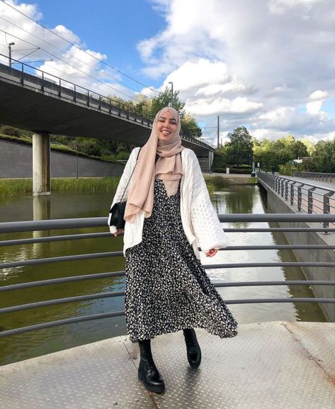 Winter Outfits Long Dress, Hijab Winter Outfits Long Skirts, Hijab Outfit Autum, Maxi Dress Hijab Outfits, Ootd Midi Dress Hijab, Winter Hijab Outfits Dresses, Hijab Winter Dress, Long Dress Outfit Winter, Hijab Winter Outfit