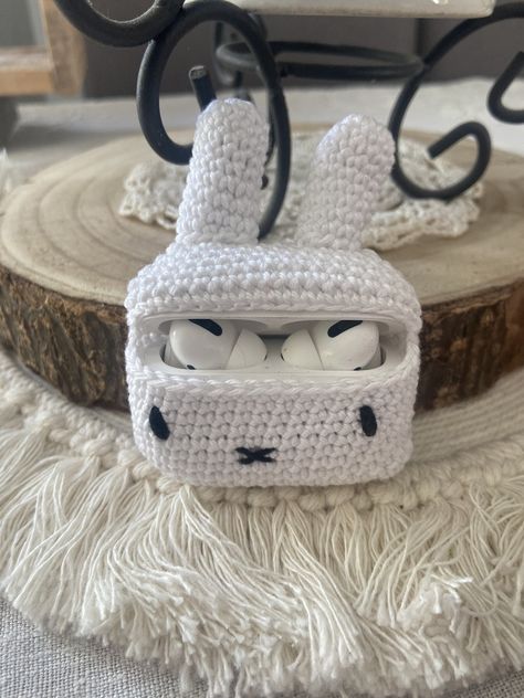 Tutorial for making an AirPods Pro case (with additional explanations for classic AirPod adaptations) in the shape of the character Miffy Crochet Airpod Case Pattern, Sanrio Crochet Free Pattern, Crochet Airpods Case Pattern Free, Knit Airpods Case, Airpod Case Crochet, Airpods Case Crochet, Crochet Airpods Case, French Crochet, Crochet Backpack Pattern