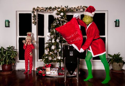 Grinch Themed Family Pictures, Corny Christmas Photos, Grinch Pictures Photography, Grinch Christmas Cards Photo, Grinch Family Christmas Card, Grinch Christmas Cards, Diy Christmas Photoshoot, Christmas Photo Shoot, Christmas Memes Funny Grinch