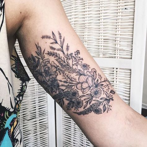 Mums Tattoo, Yg Tattoos, Joy Tattoo, Natur Tattoo Arm, Botanisches Tattoo, Tatuaje Cover Up, Plant Tattoos, Dahlia Tattoo, Botanical Tattoos