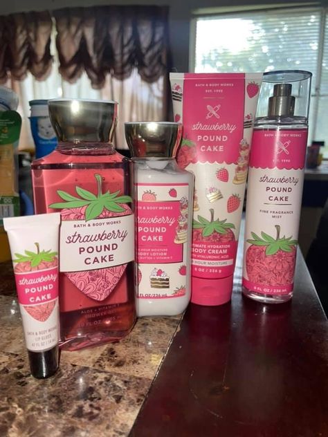 Strawberry Perfume, Body Care Product, Bath N Body Works, Body Hygiene, Bath And Body Works Perfume, Shower Skin Care, Body Smells, Body Care Products, Pretty Skin Care