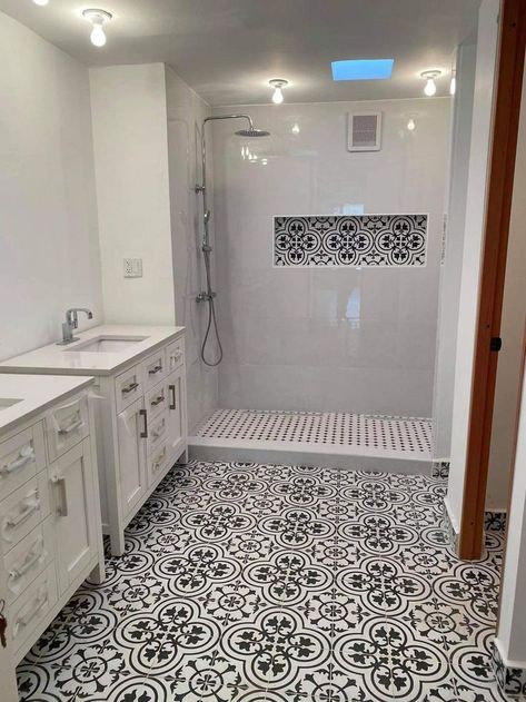 Bathroom Tails, Mini Bathroom Design, Accent Tile Bathroom, Organization Small Bathroom, Bathroom Redecorating, Bathroom Design Styles, Bilik Air, Bathroom Decorating Ideas, Small Bathroom Organization