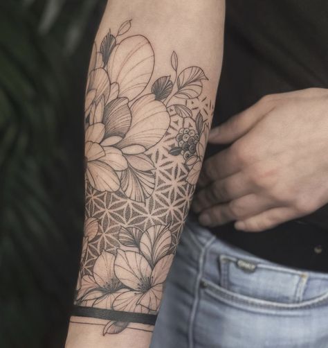 Geo Floral Tattoo, Sleeve Filler Ideas Women, Tattoo Sleeve Filler Ideas, Fill In Tattoo Ideas Sleeve, Geometric Tattoo Filler, Dotwork Tattoo Mandala, Geometric Flower Tattoo, Flower Of Life Tattoo, Gothic Tattoos