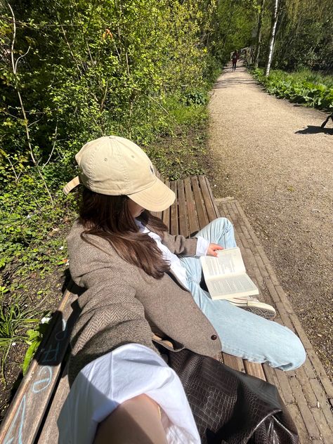 Reading At Park, Book Picture Ideas, Reading Pose, Reading In The Park, Reading Outside, Everyday Life Photography, Reader Aesthetic, Girl Reading Book, Cottage Lake