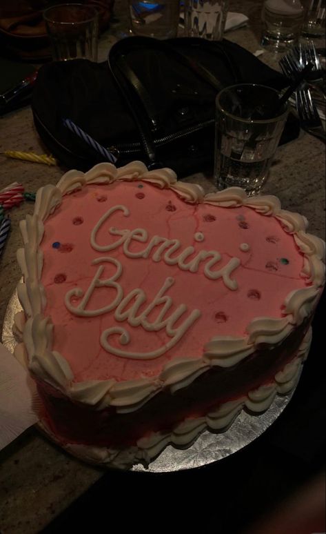 Gemini Szn Cake, Gemini Cake Ideas, Gemini Birthday Cake, Zodiac Cakes, Birthday Sentence, Gemini Cake, Gemini Szn, Crazy Birthday Cakes, Crazy Birthday