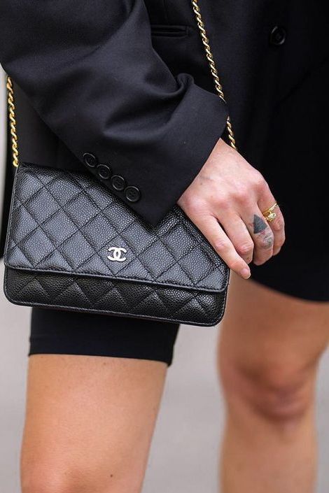 Chanel Woc Outfit, Woc Outfit, Chanel Woc Caviar, Chanel Chain Wallet, Chanel Bag Classic, Chanel Wallet On Chain, Story Templates Instagram, Chanel Woc, Chanel Classic Flap Bag