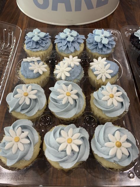 Wedding Mini Cupcakes, Daisy Cupcakes, Daisy Theme, Daisy Birthday, Instagram Animation, Daisy Cakes, Blue Cupcakes, Flowers Birthday, Blue Birthday