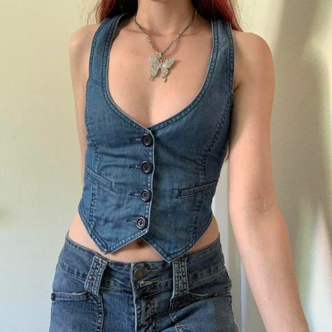 Fitted Denim Vest, Tight Vest Outfit, Denim Vest Aesthetic, Jeans Vest Outfits For Women, Outfits With Denim Vest, Jean Vest Outfits Fall, Denim Waistcoat Outfit Woman, Jeans Vest Outfit, Denim Vest Outfit Aesthetic