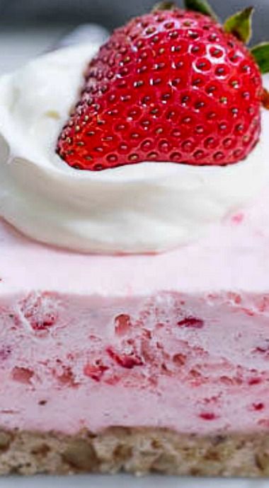 Mile High Strawberry Pie Recipe, Mile High Pie Recipe, Mile High Strawberry Pie, Mile High Pie, Refrigerator Cake, Dessert Pie Recipes, Berries And Cream, Fresh Strawberry Pie, Strawberry Dessert Recipes