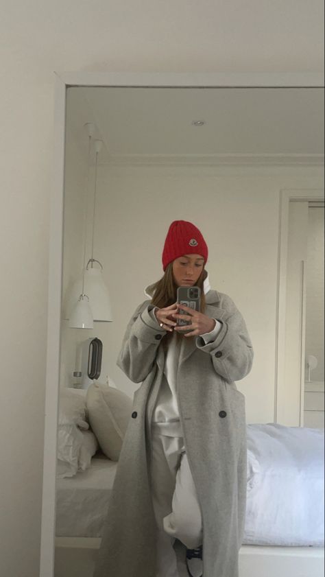 Moncler Hat Outfit, Moncler Beanie Outfit, Moncler Beanie, Daily Fashion Outfits, Beanie Outfit, White Beanies, Casual Dressy, Beanie Style, Winter Fits