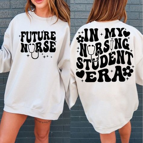 Cricut Nurse Shirts, Nursing T Shirts Design, In My Nursing Student Era, Nursing School Acceptance Announcement, Nursing School Acceptance, Cute Nurse Shirts, Nurse In Progress, Nursing School Student, Nursing School Inspiration