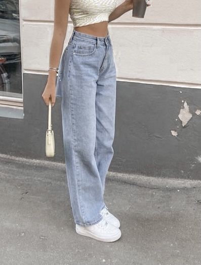 Light Blue Loose Jeans Outfit, Widelegjeans Outfit Aesthetic, Light Blue Jeans Aesthetic, Dad Jeans Outfit Women Aesthetic, Pantalon Mom Outfit, Straight Leg Jeans Aesthetic, Faded Blue Jeans Outfit, Light Blue Jeans Outfit Aesthetic, Light Blue Jeans Outfit Women