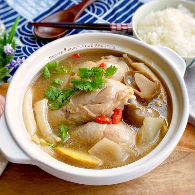 Miki's Food Archives : Easy Herbal Chicken Soup 滋补养生鸡汤 Chinese Chicken Soup Recipes, Chinese Chicken Soup, Herbal Chicken Soup, Chinese Soups, Chicken Soup Recipes Homemade, Herbal Soup, Chinese Soup Recipes, Asian Soups, Bread Keto