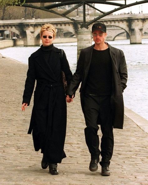 ✨It’s giving Matrix coffee run vibes but make it chic✨ Hollywood Paparazzi, Gwyneth Paltrow Style, 90s Street Style, Inspiration Journal, Couple Fits, Coffee Run, Gwyneth Paltrow, Fashion Couple, Hollywood Celebrities