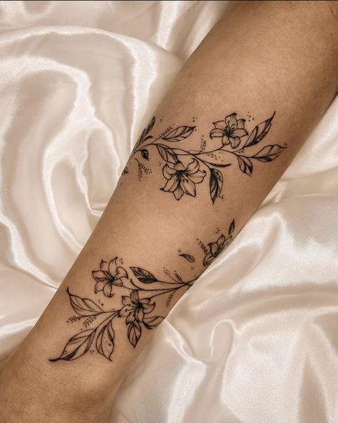 Wrap Around Wrist Tattoos, Cursive Tattoo, Around Arm Tattoo, Wrap Around Tattoo, Wrap Tattoo, Tato Minimal, Flower Wrist Tattoos, Rosen Tattoo, Forearm Tattoo Women