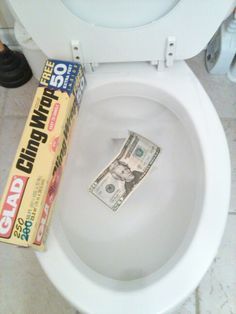 April Fools Day joke! Wrap the top of the toilet bowl is cling wrap. See the twenty dollar bill has been placed there to show you that you can NOT tell its there. Let the laughs begin lol!!! Boyfriend April Fools Pranks, Camp Pranks, April Mop, Best April Fools Pranks, Evil Pranks, Funny April Fools Pranks, Pranks To Pull, Prank Ideas, April Fools Day Jokes