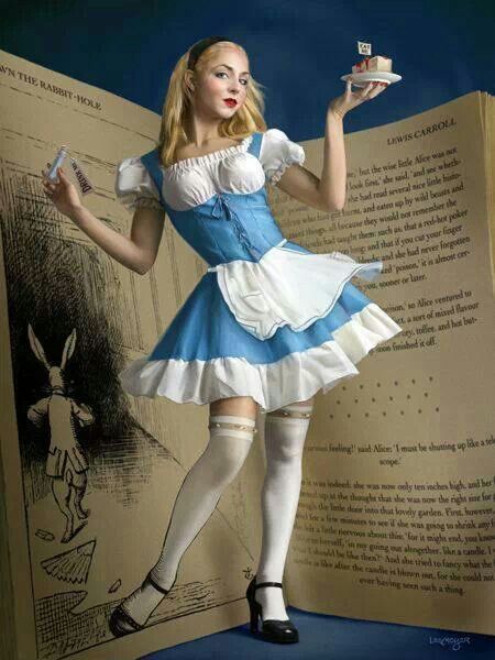 Alice in Wonderland cosplay Cosplay Alice In Wonderland, Alice Costume, Alice Cosplay, Alice In Wonderland Costume, Wonderland Costumes, Celebrity Halloween Costumes, Fantasias Halloween, Cool Halloween Costumes, Charli D Amelio