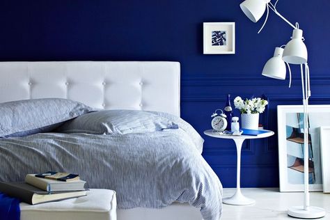 Blue Bedroom Nightstands Ideas, Royal Blue Bedrooms, Small Bedroom Colours, Beautiful Bedroom Colors, Design Ložnic, Blue Bedroom Walls, Bedroom Design Styles, Blue Bedroom Design, Blue Accent Walls