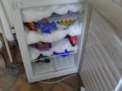 How to #Defreeze your freezer in double-quick time - you'll be amazed what a difference it makes knowing how to defrost in 20 minutes Empty Freezer, Freezer Hacks, Close Door, Cooking Spray, Upright Freezer, Home Fix, Home Organisation, Making Life Easier, Cleaners Homemade