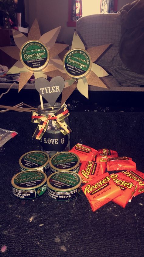 #redneck #gift #basket #boyfriend #girlfriend #anniversary #diy #dip #snuff #copenhagen Gift Basket Boyfriend, Basket Boyfriend, Country Boyfriend Gifts, Country Boyfriend, Boyfriend Board, Anniversary Gift Ideas For Him, Christmas Ideas For Boyfriend, Anniversary Diy, Auction Baskets