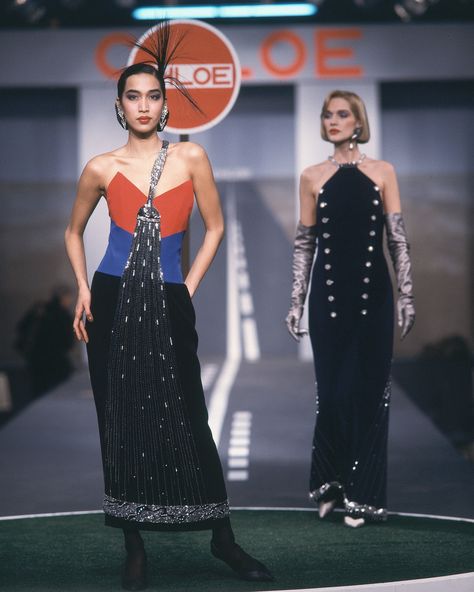 Karl Lagerfeld-Era Chloé Should Be Your Next Vintage Investment A Line Of Beauty, Gala Themes, Vogue Editorial, Couture Mode, Fashion Figures, Model Look, Shower Dresses, Silk Print Dress, Silk Crepe