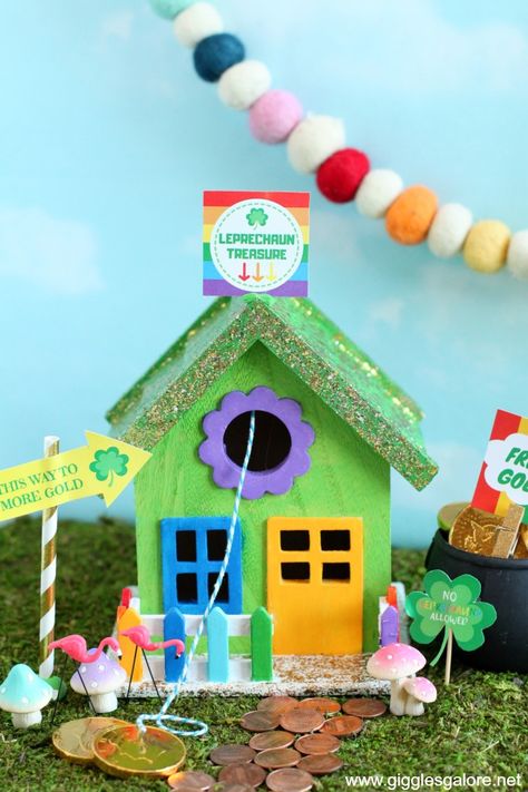 Create your own DIY Leprechaun Trap to lure and capture those sneaky little leprechauns this St. Patrick's Day! #gigglesgalorecreates #gigglesgalore #stpatricksday #diy #leprechauntrap #holidaycraft #kidscraft Leprechaun House For Kids, Leprechaun House Trap, Easy Leprechaun Trap, Diy Leprechaun Trap, Leprechaun House, Diy Leprechaun, Leprechaun Trap Project, Leprechaun Tricks, Snail Craft