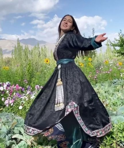 Traditional Ladakhi Dress, Ladakhi Dress, Pakistani Kurta Designs, Pakistani Kurta, Bollywood Images, Airport Look, Concept Clothing, Sara Ali Khan, Ali Khan