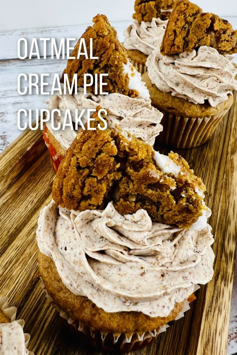 This Oatmeal Cream Pie Cupcakes Recipe begins with a box of spice cake mix with a secret ingredient added. A homemade cinnamon spice buttercream frosting tops these delicious oatmeal cupcakes with a wedge of an oatmeal cream pie cookie on top. Recipes With Oatmeal Cream Pies, Funnel Cake Cupcakes Recipe, Cupcake Crumble Topping, Oatmeal Cookie Cupcakes, Cupcakes Cake Mix Recipes, Oatmeal Creme Pie Cake, Cupcakes Mix Recipes, Bakery Lunch Ideas, Oatmeal Spice Cake