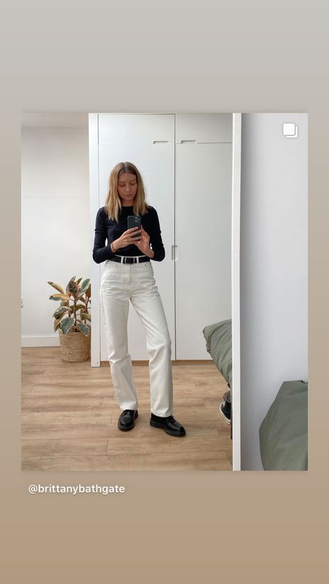 Brittney Bathgate, Brittany Bathgate, Minimalist Outfits, Cool Street Fashion, Minimalist Outfit, Style Icon, Street Fashion, Harem Pants, Khaki Pants