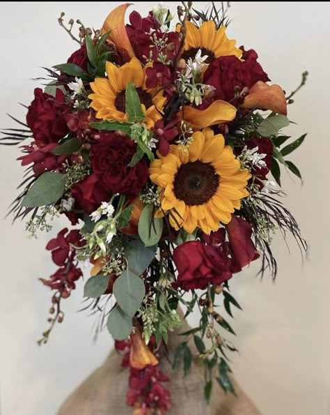 Sunflower Rose Eucalyptus Bouquet, Sunflower Rose Wedding Bouquet, Sunflower Roses Wedding Theme, Wedding Bouquets Sunflowers And Roses, Sunflower Rose Bouquet Wedding Ideas, Sunflower And Rose Arrangements, Rose And Sunflower Centerpiece, Fall Wedding Bouquets October Sunflowers, Fall Wedding Flowers Sunflowers