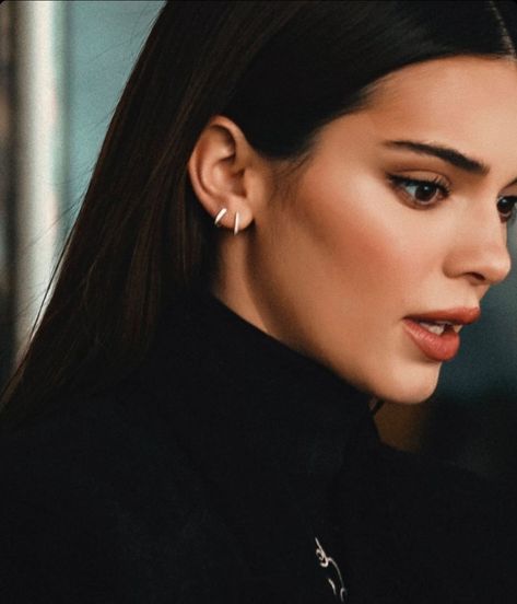 Kendall Jenner Jewelry, Kendall Jenner Piercings, Business Formal Outfit, Kendall Jenner Aesthetic, Kendall Jenner Face, Estilo Kylie Jenner, Honey Hair Color, Kendall Style, Jenner Sisters