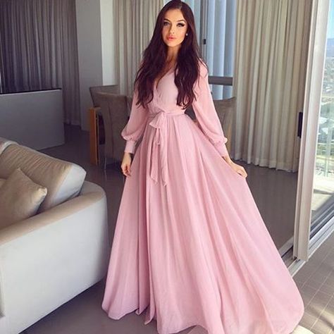 Pretty in pink Dresses For Engagement, Long Sleeves Dresses, Chique Outfits, Chiffon Evening Dresses, Pink Chiffon, Gown Prom, V Neckline, Evening Dresses Prom, Prom Gown