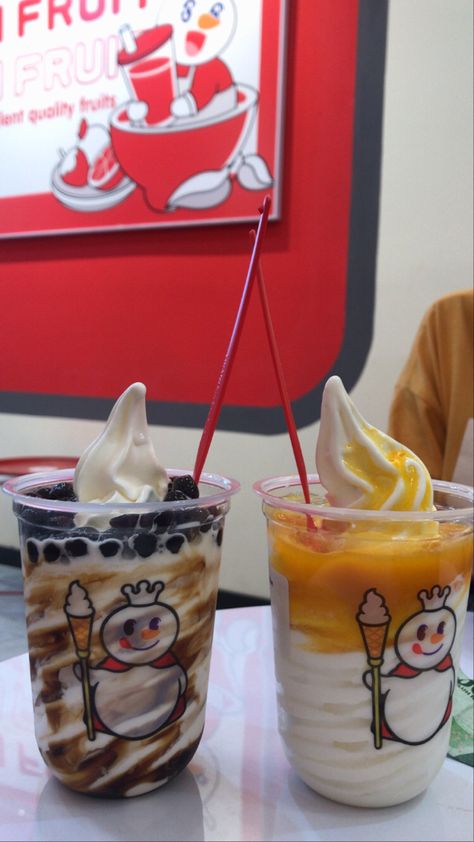 Ice Krim, Mixue Ice, Bubble Tea Shop, Cafe Interior Design, Food Recepie, Snap Food, Food Snapchat, Tea Shop, Bubble Tea