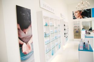 1 Skincare Product Display, Retail Wall Displays, Glass Shelves In Bathroom, Glass Shelves Kitchen, Glass Shelving, Floating Glass Shelves, Spa Interior Design, Spa Ideas, Spa Interior