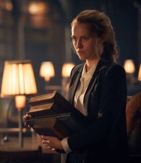 Witchy Librarian Aesthetic, Academic Witch Aesthetic, Female Teacher Aesthetic, Diana Bishop Style, Diana Bishop Aesthetic, Female Professor Aesthetic, A Discovery Of Witches Aesthetic, Diana Bishop, Professor Aesthetic