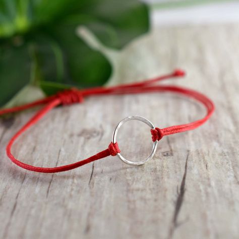 Red Bracelet Diy, Silver Friendship Bracelets, Silver Necklace Designs, Karma Bracelet, Yoga Festival, Diy Friendship Bracelets Tutorial, Diy Best Friend Gifts, Diy Jewelry Gifts, Friendship Bracelets Tutorial