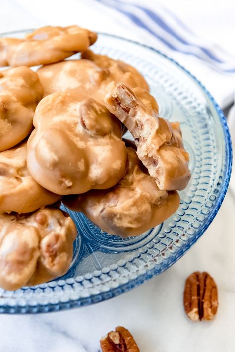 There is nothing like old-fashioned Southern Pecan Pralines!  This melt-in-your-mouth treat is a cross between a cookie and a candy and it's loaded with crunchy pecans, butter, and fabulous brown sugar flavor.  #pecans #pralines #candy #oldfashioned #homemade #fromscratch #brownsugar #classic #easy #traditional Southern Pecan Pralines, Praline Candy, Easy Toffee, Praline Recipe, Pecan Pralines, Pecan Cookies, Christmas Candy Recipes, Crunchy Pecans, Peanut Brittle