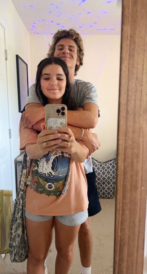 Cute Couple Mirror Selfie Aesthetic, Cute Couple Pics At Home, Selfie Poses Couple Photo Ideas, Relationship Mirror Picture Ideas, Cute Couple Pics Mirror Bathroom, Couple Mirror Selfie Ideas Poses, Cute Couple Picture Ideas Selfie, Cute Poses To Do With Your Boyfriend, Boyfriend Mirror Pictures