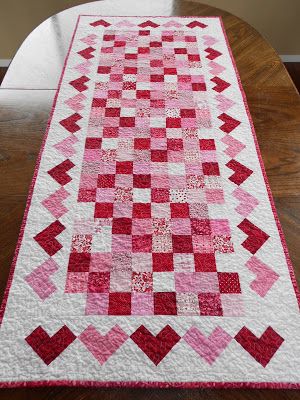 Calicos In Bloom: Valentine's Day Table Runner & Hotpads Valentines Runner, Valentine Table Runner, Table Topper Patterns, Heart Quilt Pattern, Holiday Table Runner, Quilted Table Runners Patterns, Place Mats Quilted, Amish Quilts, Quilted Table Toppers