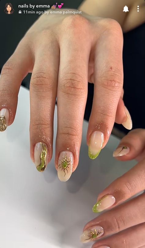 Sun On Nails Art Designs, Gold Sun Nail Design, Morocco Inspired Nails, Nail Inspo For Italy, Gold And Green Nails Ideas, Sun Themed Nails, Neutral Summer Nail Designs, Gold Accent Nail Design, Gold Sun Nails