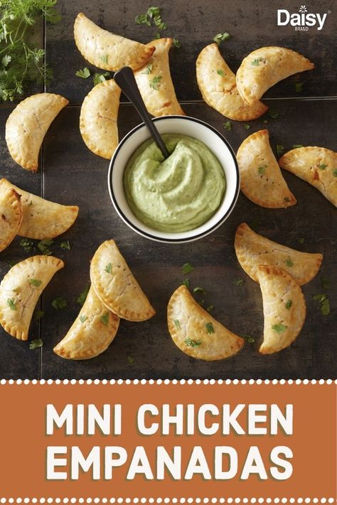 Mini Chicken Empanadas, Mini Empanadas Appetizers, Savory Empanadas, Chicken Empanadas Recipe, Mini Empanadas, Easy Empanadas Recipe, Daisy Sour Cream, Chicken Empanadas, Daisy Brand